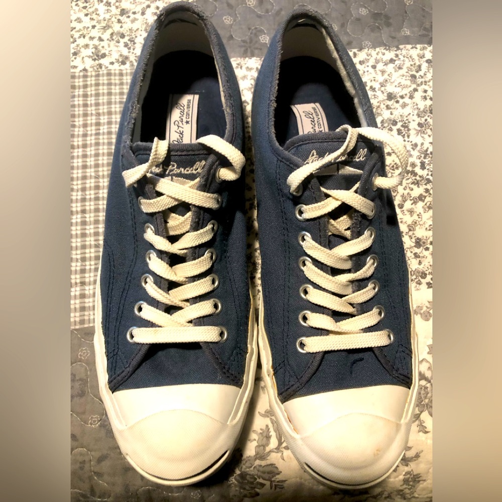 Navy blue men’s converse size 10. Very good condition.
